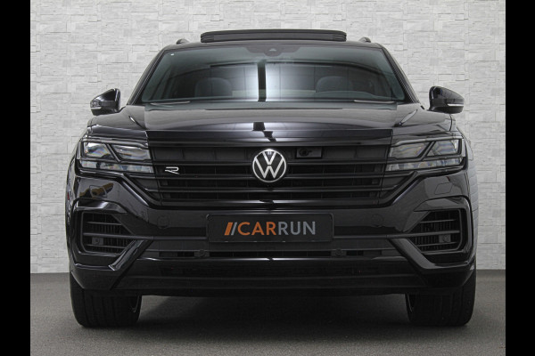 Volkswagen Touareg R 3.0 TSI 462PK E-Hybrid | Luchtvering | Puglia Leder | Panorama | ACC | Trekhaak | 22'' | Stoelventilatie | Nachtzicht | Head-Up | Standkachel | Ergo-Comfort | Sfeerverlichting | 4-Zone Clima | Stuurverwarming | Black-Optic | Dodehoek | Lane-Assist | Carplay | Draadloos Laden | BOVAG Garantie |