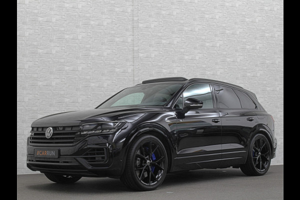 Volkswagen Touareg R 3.0 TSI 462PK E-Hybrid | Luchtvering | Puglia Leder | Panorama | ACC | Trekhaak | 22'' | Stoelventilatie | Nachtzicht | Head-Up | Standkachel | Ergo-Comfort | Sfeerverlichting | 4-Zone Clima | Stuurverwarming | Black-Optic | Dodehoek | Lane-Assist | Carplay | Draadloos Laden | BOVAG Garantie |