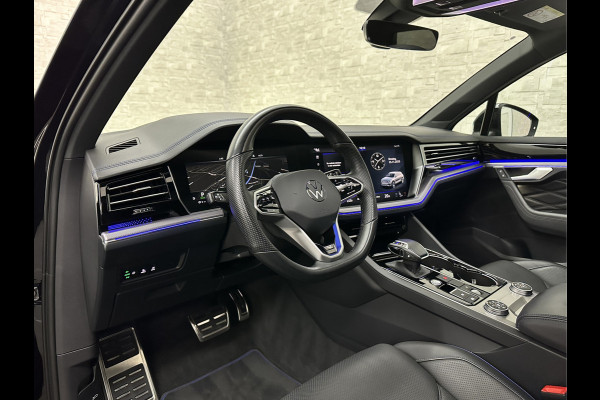 Volkswagen Touareg R 3.0 TSI 462PK E-Hybrid | Luchtvering | Puglia Leder | Panorama | ACC | Trekhaak | 22'' | Stoelventilatie | Nachtzicht | Head-Up | Standkachel | Ergo-Comfort | Sfeerverlichting | 4-Zone Clima | Stuurverwarming | Black-Optic | Dodehoek | Lane-Assist | Carplay | Draadloos Laden | BOVAG Garantie |