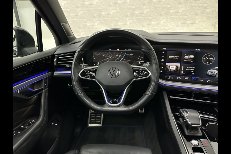 Volkswagen Touareg R 3.0 TSI 462PK E-Hybrid | Luchtvering | Puglia Leder | Panorama | ACC | Trekhaak | 22'' | Stoelventilatie | Nachtzicht | Head-Up | Standkachel | Ergo-Comfort | Sfeerverlichting | 4-Zone Clima | Stuurverwarming | Black-Optic | Dodehoek | Lane-Assist | Carplay | Draadloos Laden | BOVAG Garantie |