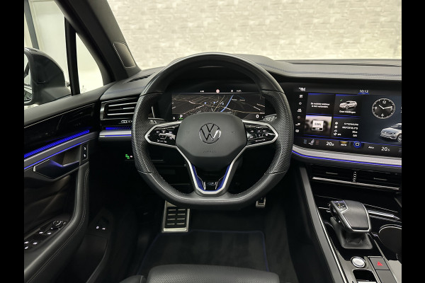 Volkswagen Touareg R 3.0 TSI 462PK E-Hybrid | Luchtvering | Puglia Leder | Panorama | ACC | Trekhaak | 22'' | Stoelventilatie | Nachtzicht | Head-Up | Standkachel | Ergo-Comfort | Sfeerverlichting | 4-Zone Clima | Stuurverwarming | Black-Optic | Dodehoek | Lane-Assist | Carplay | Draadloos Laden | BOVAG Garantie |