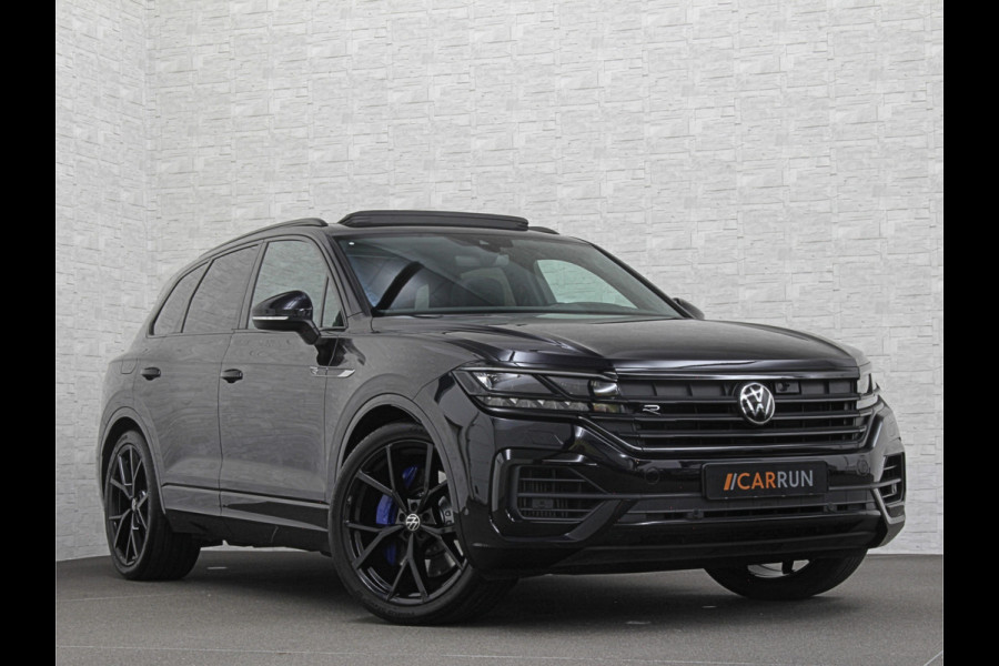 Volkswagen Touareg R 3.0 TSI 462PK E-Hybrid | Luchtvering | Puglia Leder | Panorama | ACC | Trekhaak | 22'' | Stoelventilatie | Nachtzicht | Head-Up | Standkachel | Ergo-Comfort | Sfeerverlichting | 4-Zone Clima | Stuurverwarming | Black-Optic | Dodehoek | Lane-Assist | Carplay | Draadloos Laden | BOVAG Garantie |