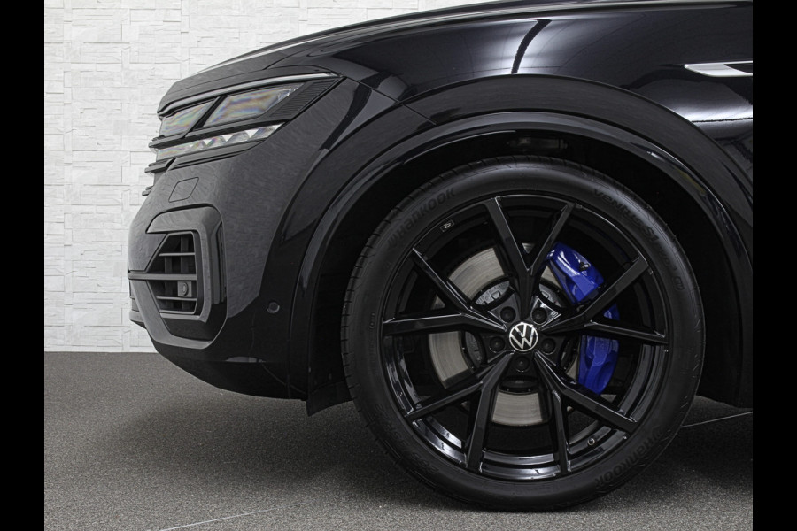 Volkswagen Touareg R 3.0 TSI 462PK E-Hybrid | Luchtvering | Puglia Leder | Panorama | ACC | Trekhaak | 22'' | Stoelventilatie | Nachtzicht | Head-Up | Standkachel | Ergo-Comfort | Sfeerverlichting | 4-Zone Clima | Stuurverwarming | Black-Optic | Dodehoek | Lane-Assist | Carplay | Draadloos Laden | BOVAG Garantie |
