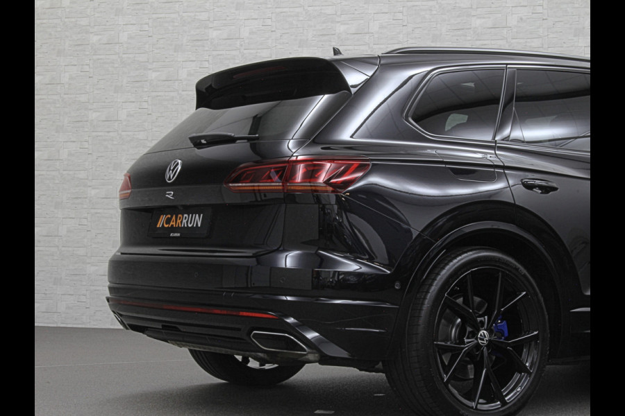 Volkswagen Touareg R 3.0 TSI 462PK E-Hybrid | Luchtvering | Puglia Leder | Panorama | ACC | Trekhaak | 22'' | Stoelventilatie | Nachtzicht | Head-Up | Standkachel | Ergo-Comfort | Sfeerverlichting | 4-Zone Clima | Stuurverwarming | Black-Optic | Dodehoek | Lane-Assist | Carplay | Draadloos Laden | BOVAG Garantie |