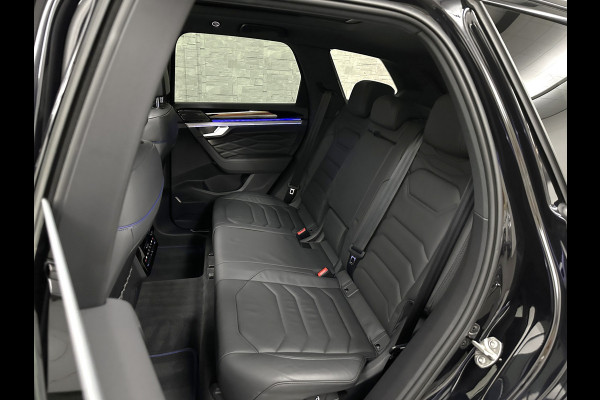 Volkswagen Touareg R 3.0 TSI 462PK E-Hybrid | Luchtvering | Puglia Leder | Panorama | ACC | Trekhaak | 22'' | Stoelventilatie | Nachtzicht | Head-Up | Standkachel | Ergo-Comfort | Sfeerverlichting | 4-Zone Clima | Stuurverwarming | Black-Optic | Dodehoek | Lane-Assist | Carplay | Draadloos Laden | BOVAG Garantie |