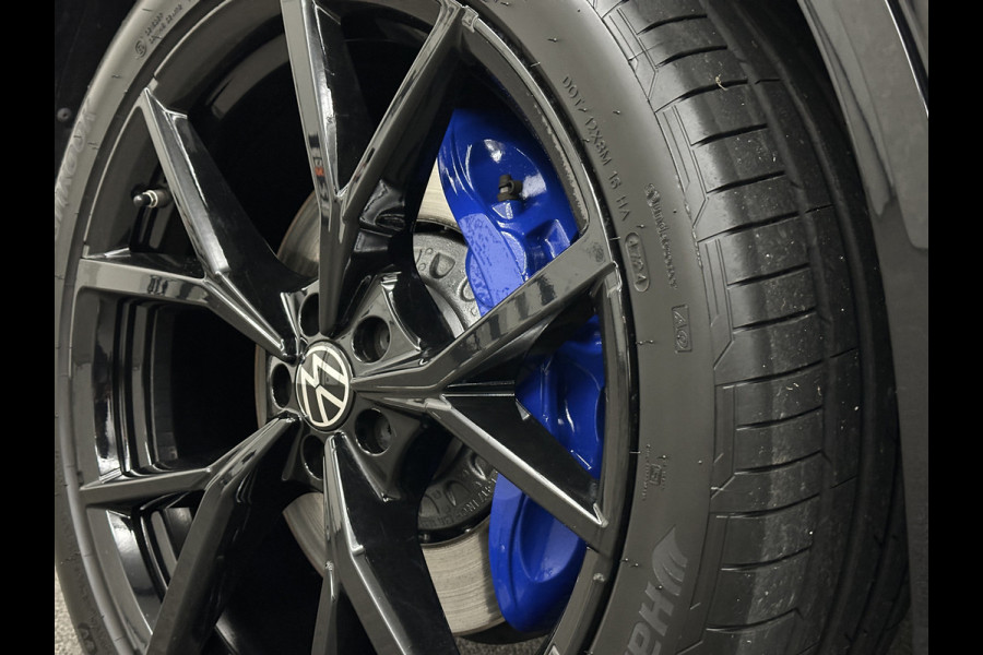 Volkswagen Touareg R 3.0 TSI 462PK E-Hybrid | Luchtvering | Puglia Leder | Panorama | ACC | Trekhaak | 22'' | Stoelventilatie | Nachtzicht | Head-Up | Standkachel | Ergo-Comfort | Sfeerverlichting | 4-Zone Clima | Stuurverwarming | Black-Optic | Dodehoek | Lane-Assist | Carplay | Draadloos Laden | BOVAG Garantie |