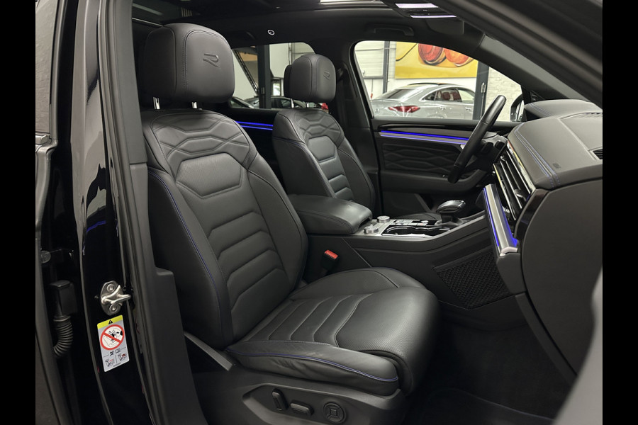 Volkswagen Touareg R 3.0 TSI 462PK E-Hybrid | Luchtvering | Puglia Leder | Panorama | ACC | Trekhaak | 22'' | Stoelventilatie | Nachtzicht | Head-Up | Standkachel | Ergo-Comfort | Sfeerverlichting | 4-Zone Clima | Stuurverwarming | Black-Optic | Dodehoek | Lane-Assist | Carplay | Draadloos Laden | BOVAG Garantie |