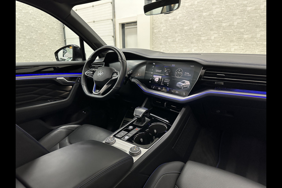Volkswagen Touareg R 3.0 TSI 462PK E-Hybrid | Luchtvering | Puglia Leder | Panorama | ACC | Trekhaak | 22'' | Stoelventilatie | Nachtzicht | Head-Up | Standkachel | Ergo-Comfort | Sfeerverlichting | 4-Zone Clima | Stuurverwarming | Black-Optic | Dodehoek | Lane-Assist | Carplay | Draadloos Laden | BOVAG Garantie |
