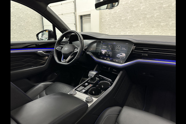 Volkswagen Touareg R 3.0 TSI 462PK E-Hybrid | Luchtvering | Puglia Leder | Panorama | ACC | Trekhaak | 22'' | Stoelventilatie | Nachtzicht | Head-Up | Standkachel | Ergo-Comfort | Sfeerverlichting | 4-Zone Clima | Stuurverwarming | Black-Optic | Dodehoek | Lane-Assist | Carplay | Draadloos Laden | BOVAG Garantie |