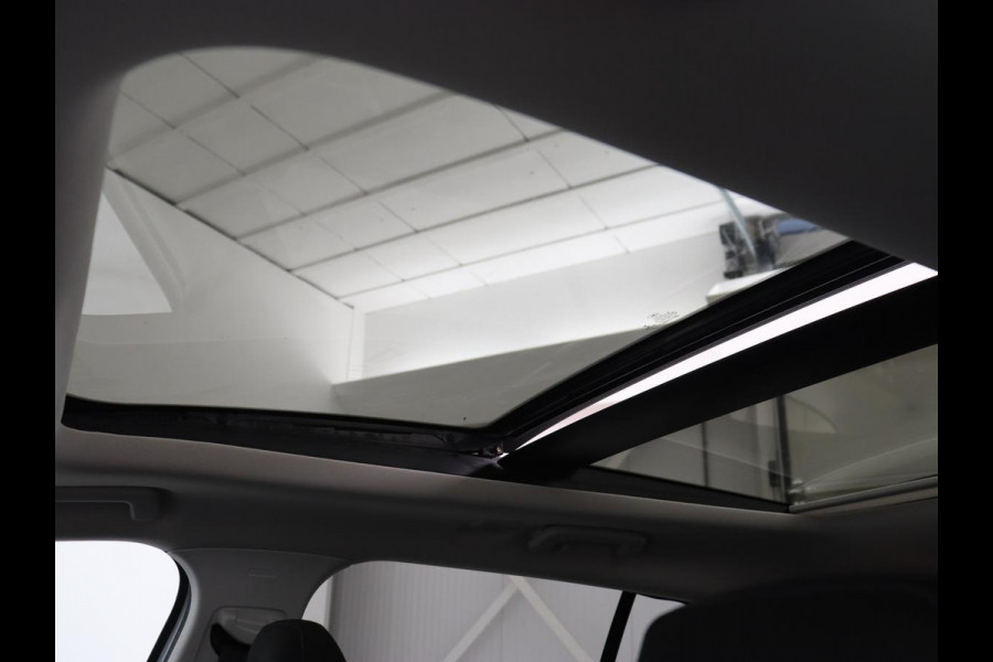 Ford Focus 1.0 EcoBoost Active | Panoramadak | Trekhaak | Stoel & stuurverwarming | B&O Sound | Carplay | Navigatie | Full LED | Keyless | Comfortstoelen | Climate control | Parkeerhulp