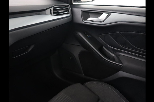 Ford Focus 1.0 EcoBoost Active | Panoramadak | Trekhaak | Stoel & stuurverwarming | B&O Sound | Carplay | Navigatie | Full LED | Keyless | Comfortstoelen | Climate control | Parkeerhulp