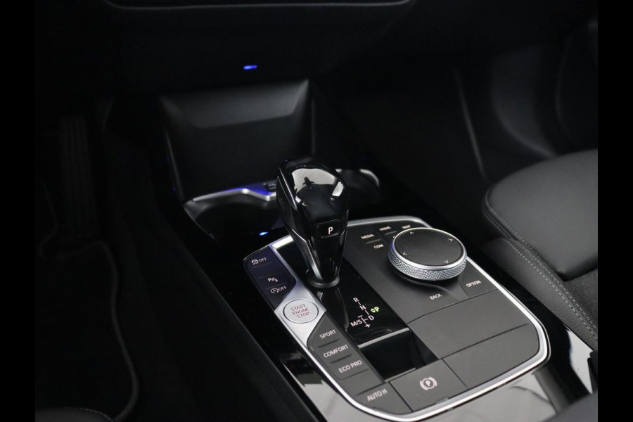 BMW 1-serie 118i Executive | Sport Line | Trekhaak | Sportstoelen | Carplay | Navigatie | Live Cockpit | Full LED | DAB | Climate control | Parkeerhulp | Sfeerverlichting