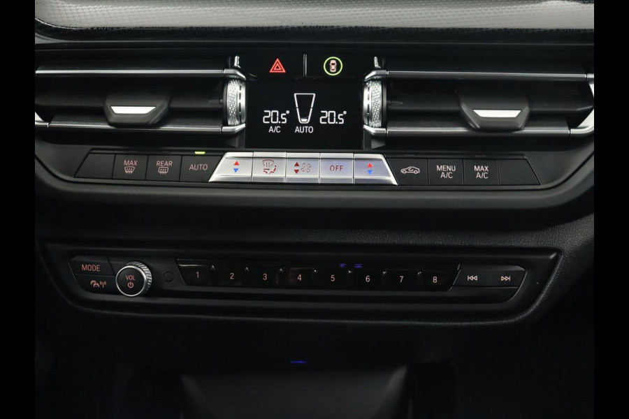 BMW 1-serie 118i Executive | Sport Line | Trekhaak | Sportstoelen | Carplay | Navigatie | Live Cockpit | Full LED | DAB | Climate control | Parkeerhulp | Sfeerverlichting
