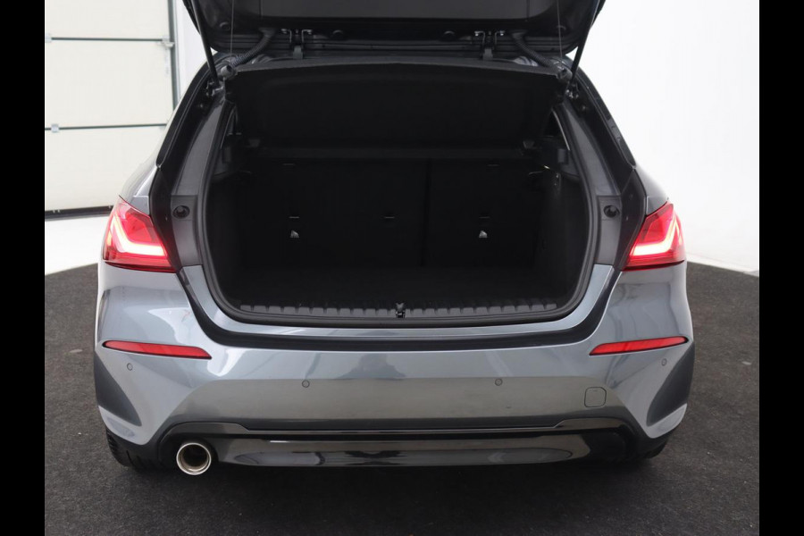 BMW 1-serie 118i Executive | Sport Line | Trekhaak | Sportstoelen | Carplay | Navigatie | Live Cockpit | Full LED | DAB | Climate control | Parkeerhulp | Sfeerverlichting