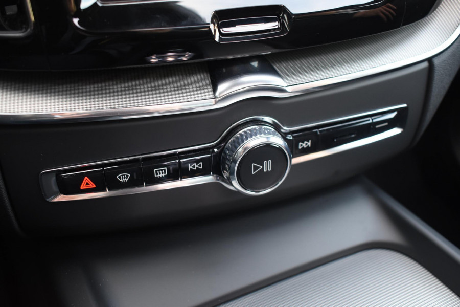 Volvo XC60 T6 350PK Automaat Plug-in hybrid AWD Plus Dark / Panoramadak / Harman Kardon / Luchtvering / 360 camera / Sport stoelen / 21'' velgen / NIEUWPRIJS EUR 81.500,-