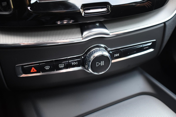 Volvo XC60 T6 350PK Automaat Plug-in hybrid AWD Plus Dark / Panoramadak / Harman Kardon / Luchtvering / 360 camera / Sport stoelen / 21'' velgen / NIEUWPRIJS EUR 81.500,-