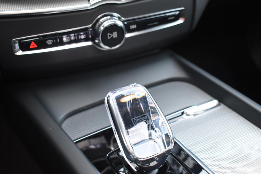 Volvo XC60 T6 350PK Automaat Plug-in hybrid AWD Plus Dark / Panoramadak / Harman Kardon / Luchtvering / 360 camera / Sport stoelen / 21'' velgen / NIEUWPRIJS EUR 81.500,-