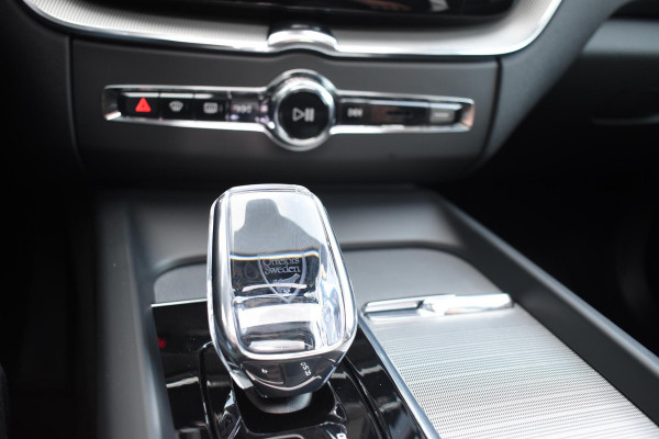 Volvo XC60 T6 350PK Automaat Plug-in hybrid AWD Plus Dark / Panoramadak / Harman Kardon / Luchtvering / 360 camera / Sport stoelen / 21'' velgen / NIEUWPRIJS EUR 81.500,-