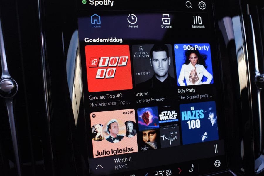 Volvo XC60 T6 350PK Automaat Plug-in hybrid AWD Plus Dark / Panoramadak / Harman Kardon / Luchtvering / 360 camera / Sport stoelen / 21'' velgen / NIEUWPRIJS EUR 81.500,-