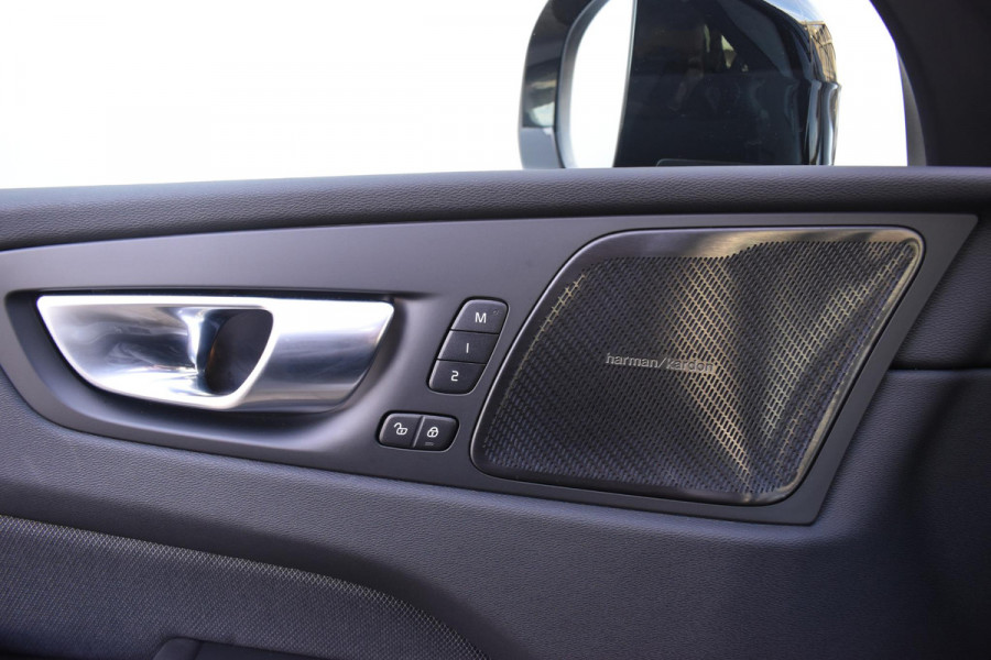 Volvo XC60 T6 350PK Automaat Plug-in hybrid AWD Plus Dark / Panoramadak / Harman Kardon / Luchtvering / 360 camera / Sport stoelen / 21'' velgen / NIEUWPRIJS EUR 81.500,-