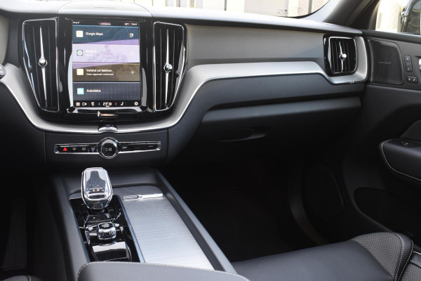 Volvo XC60 T6 350PK Automaat Plug-in hybrid AWD Plus Dark / Panoramadak / Harman Kardon / Luchtvering / 360 camera / Sport stoelen / 21'' velgen / NIEUWPRIJS EUR 81.500,-