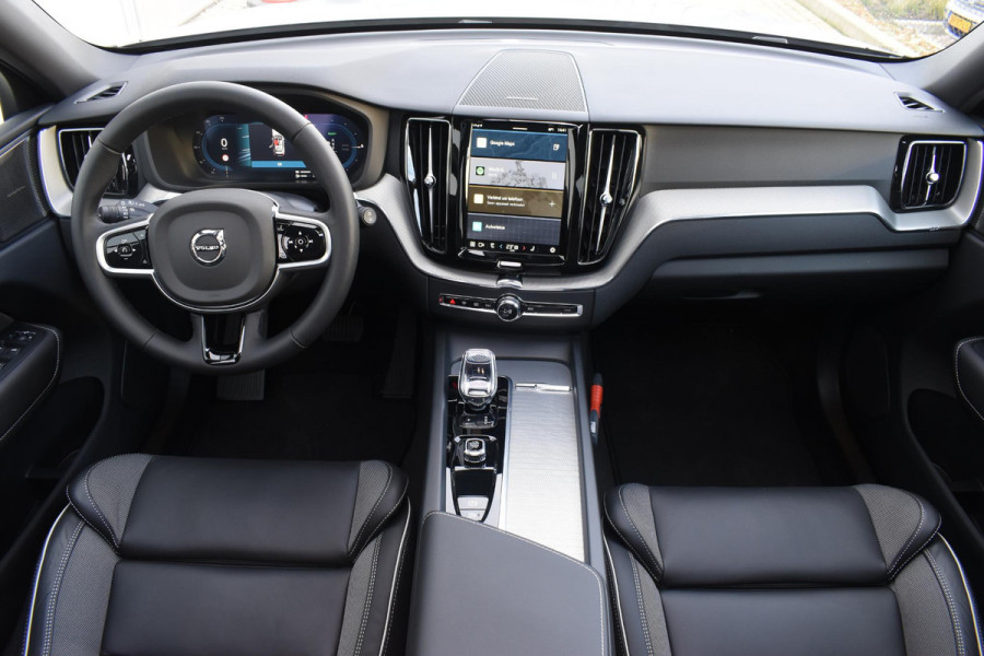 Volvo XC60 T6 350PK Automaat Plug-in hybrid AWD Plus Dark / Panoramadak / Harman Kardon / Luchtvering / 360 camera / Sport stoelen / 21'' velgen / NIEUWPRIJS EUR 81.500,-