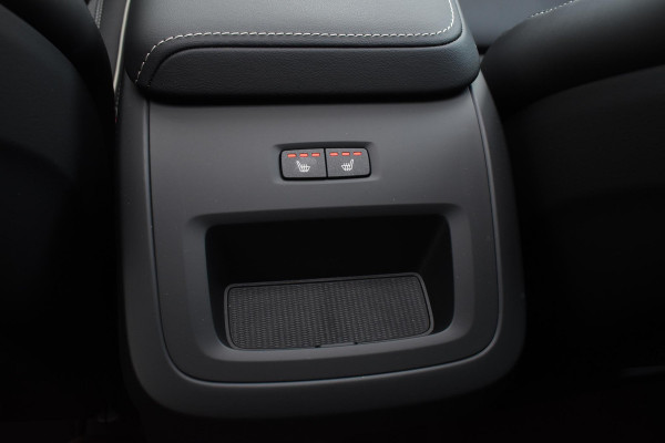 Volvo XC60 T6 350PK Automaat Plug-in hybrid AWD Plus Dark / Panoramadak / Harman Kardon / Luchtvering / 360 camera / Sport stoelen / 21'' velgen / NIEUWPRIJS EUR 81.500,-