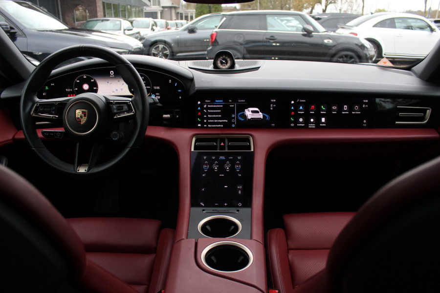 Porsche Taycan Performance 84 kWh / SoH 95.8% / 1Eign. / Panoramadak / 360Camera / Passenger Display / Head-up / Luchtvering / Sportchrono