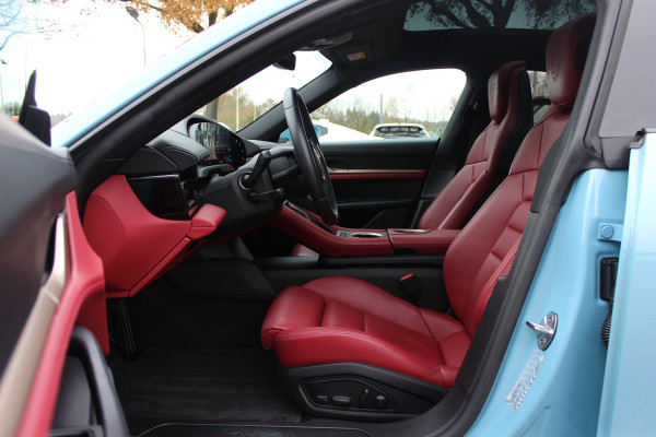 Porsche Taycan Performance 84 kWh / SoH 95.8% / 1Eign. / Panoramadak / 360Camera / Passenger Display / Head-up / Luchtvering / Sportchrono