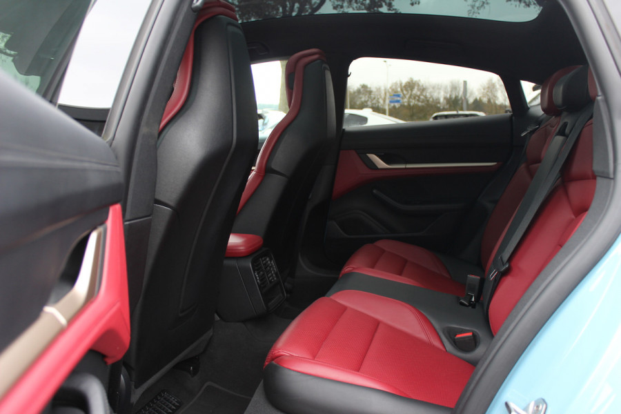 Porsche Taycan Performance 84 kWh / SoH 95.8% / 1Eign. / Panoramadak / 360Camera / Passenger Display / Head-up / Luchtvering / Sportchrono