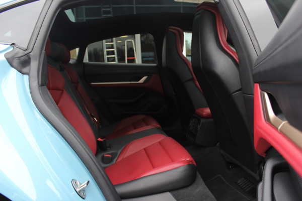 Porsche Taycan Performance 84 kWh / SoH 95.8% / 1Eign. / Panoramadak / 360Camera / Passenger Display / Head-up / Luchtvering / Sportchrono