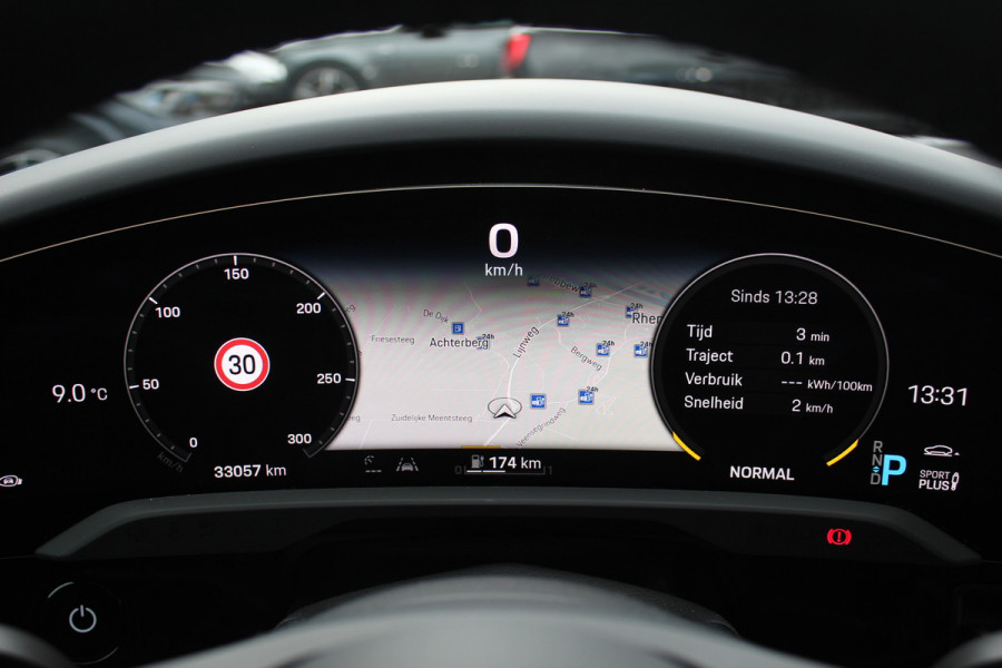 Porsche Taycan Performance 84 kWh / SoH 95.8% / 1Eign. / Panoramadak / 360Camera / Passenger Display / Head-up / Luchtvering / Sportchrono