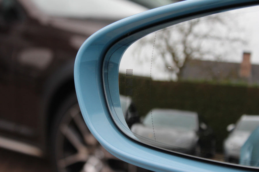 Porsche Taycan Performance 84 kWh / SoH 95.8% / 1Eign. / Panoramadak / 360Camera / Passenger Display / Head-up / Luchtvering / Sportchrono