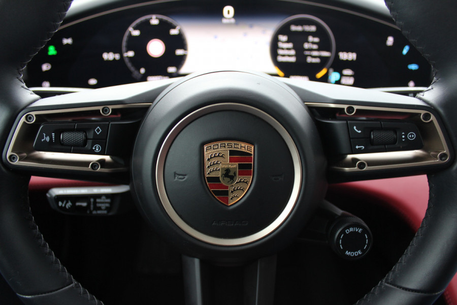 Porsche Taycan Performance 84 kWh / SoH 95.8% / 1Eign. / Panoramadak / 360Camera / Passenger Display / Head-up / Luchtvering / Sportchrono