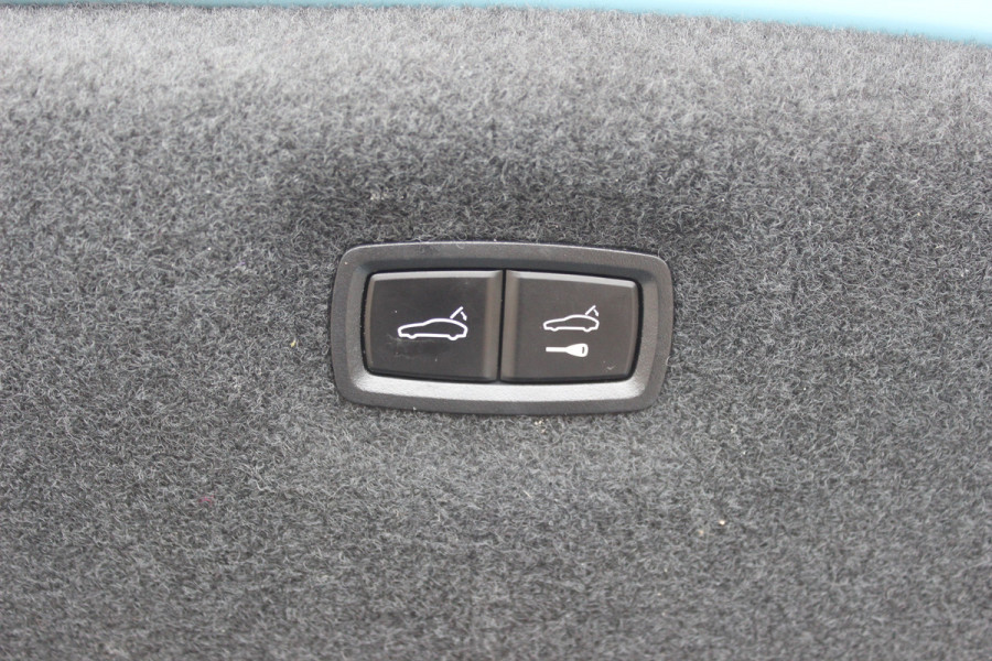 Porsche Taycan Performance 84 kWh / SoH 95.8% / 1Eign. / Panoramadak / 360Camera / Passenger Display / Head-up / Luchtvering / Sportchrono