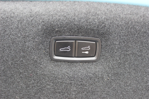 Porsche Taycan Performance 84 kWh / SoH 95.8% / 1Eign. / Panoramadak / 360Camera / Passenger Display / Head-up / Luchtvering / Sportchrono