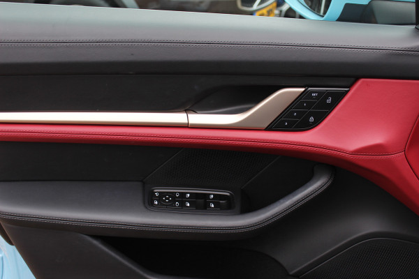 Porsche Taycan Performance 84 kWh / SoH 95.8% / 1Eign. / Panoramadak / 360Camera / Passenger Display / Head-up / Luchtvering / Sportchrono