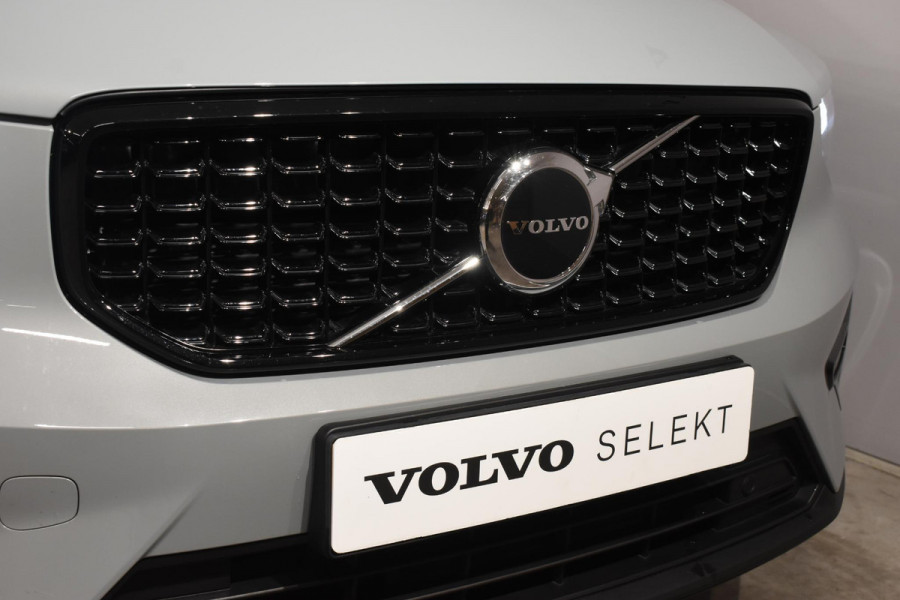 Volvo XC40 B4 211PK Automaat Plus Dark / Navigatie / Adaptive Cruise / Harman Kardon / Stuur- & Stoelverwarming / Elektrische achterklep / Achteruitrijcamera / Elektrische stoelverst. met geheugen / Trekhaak
