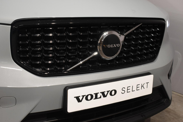 Volvo XC40 B4 211PK Automaat Plus Dark / Navigatie / Adaptive Cruise / Harman Kardon / Stuur- & Stoelverwarming / Elektrische achterklep / Achteruitrijcamera / Elektrische stoelverst. met geheugen / Trekhaak