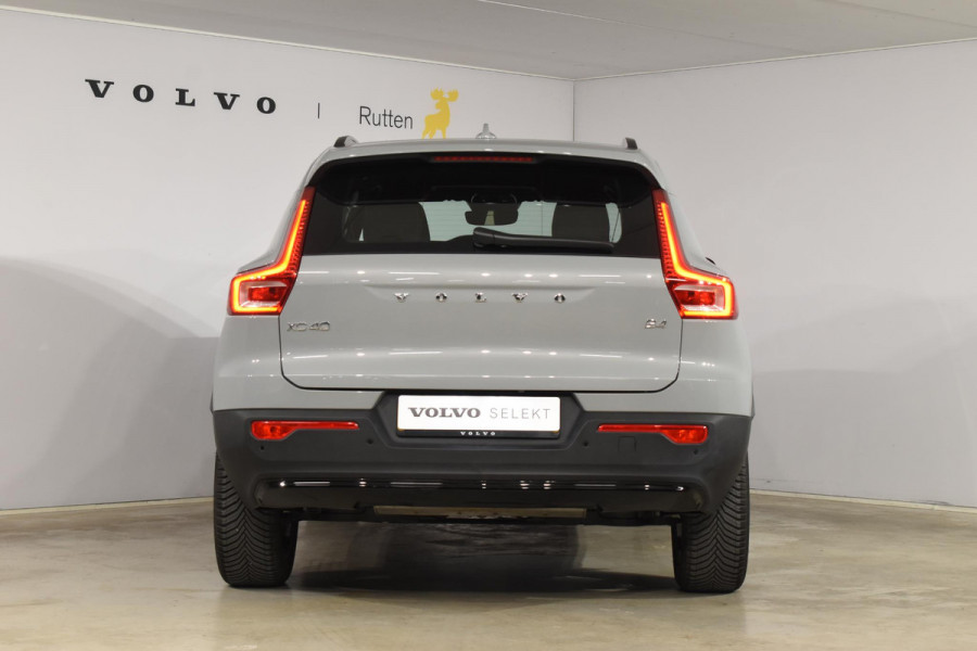 Volvo XC40 B4 211PK Automaat Plus Dark / Navigatie / Adaptive Cruise / Harman Kardon / Stuur- & Stoelverwarming / Elektrische achterklep / Achteruitrijcamera / Elektrische stoelverst. met geheugen / Trekhaak