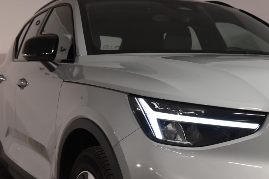 Volvo XC40 B4 211PK Automaat Plus Dark / Navigatie / Adaptive Cruise / Harman Kardon / Stuur- & Stoelverwarming / Elektrische achterklep / Achteruitrijcamera / Elektrische stoelverst. met geheugen / Trekhaak
