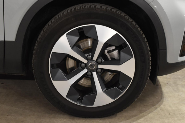 Volvo XC40 B4 211PK Automaat Plus Dark / Navigatie / Adaptive Cruise / Harman Kardon / Stuur- & Stoelverwarming / Elektrische achterklep / Achteruitrijcamera / Elektrische stoelverst. met geheugen / Trekhaak