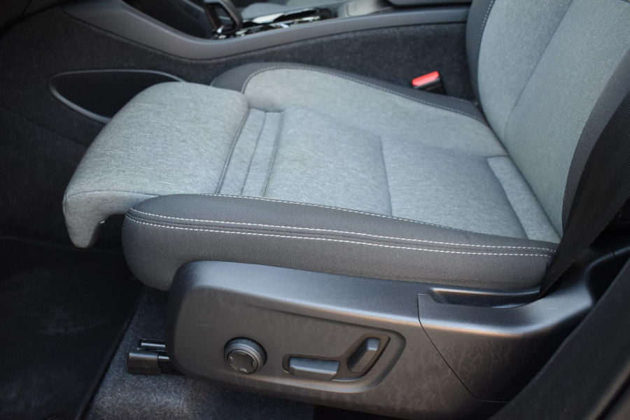 Volvo XC40 B4 211PK Automaat Plus Dark / Navigatie / Adaptive Cruise / Harman Kardon / Stuur- & Stoelverwarming / Elektrische achterklep / Achteruitrijcamera / Elektrische stoelverst. met geheugen / Trekhaak