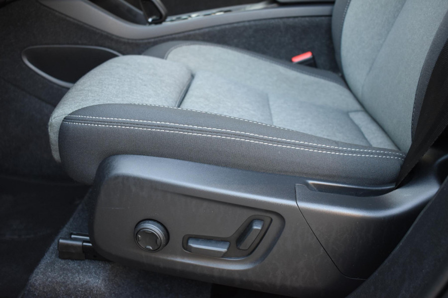 Volvo XC40 B4 211PK Automaat Plus Dark / Navigatie / Adaptive Cruise / Harman Kardon / Stuur- & Stoelverwarming / Elektrische achterklep / Achteruitrijcamera / Elektrische stoelverst. met geheugen / Trekhaak