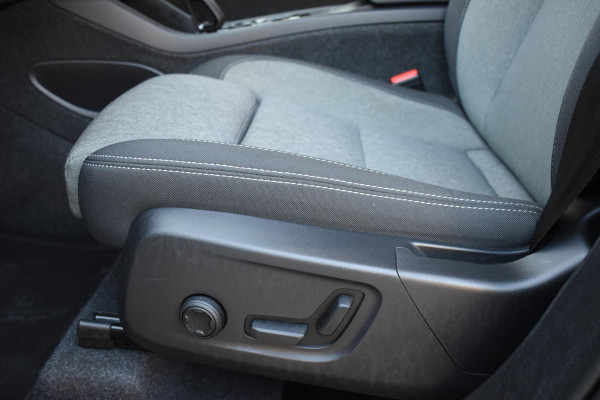 Volvo XC40 B4 211PK Automaat Plus Dark / Navigatie / Adaptive Cruise / Harman Kardon / Stuur- & Stoelverwarming / Elektrische achterklep / Achteruitrijcamera / Elektrische stoelverst. met geheugen / Trekhaak