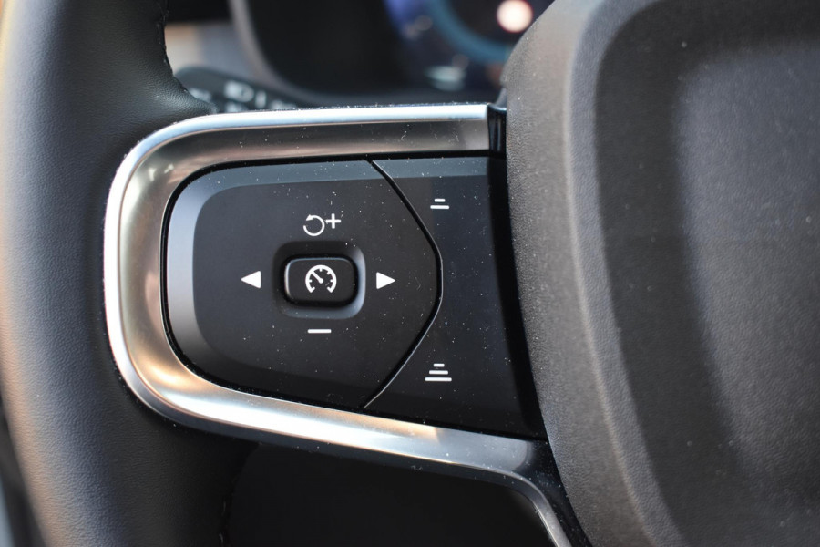 Volvo XC40 B4 211PK Automaat Plus Dark / Navigatie / Adaptive Cruise / Harman Kardon / Stuur- & Stoelverwarming / Elektrische achterklep / Achteruitrijcamera / Elektrische stoelverst. met geheugen / Trekhaak