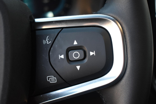 Volvo XC40 B4 211PK Automaat Plus Dark / Navigatie / Adaptive Cruise / Harman Kardon / Stuur- & Stoelverwarming / Elektrische achterklep / Achteruitrijcamera / Elektrische stoelverst. met geheugen / Trekhaak