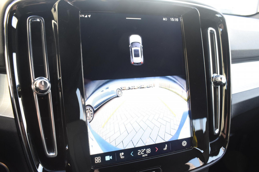 Volvo XC40 B4 211PK Automaat Plus Dark / Navigatie / Adaptive Cruise / Harman Kardon / Stuur- & Stoelverwarming / Elektrische achterklep / Achteruitrijcamera / Elektrische stoelverst. met geheugen / Trekhaak