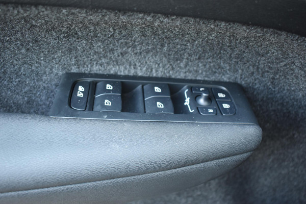 Volvo XC40 B4 211PK Automaat Plus Dark / Navigatie / Adaptive Cruise / Harman Kardon / Stuur- & Stoelverwarming / Elektrische achterklep / Achteruitrijcamera / Elektrische stoelverst. met geheugen / Trekhaak