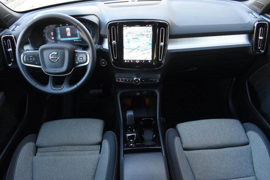 Volvo XC40 B4 211PK Automaat Plus Dark / Navigatie / Adaptive Cruise / Harman Kardon / Stuur- & Stoelverwarming / Elektrische achterklep / Achteruitrijcamera / Elektrische stoelverst. met geheugen / Trekhaak